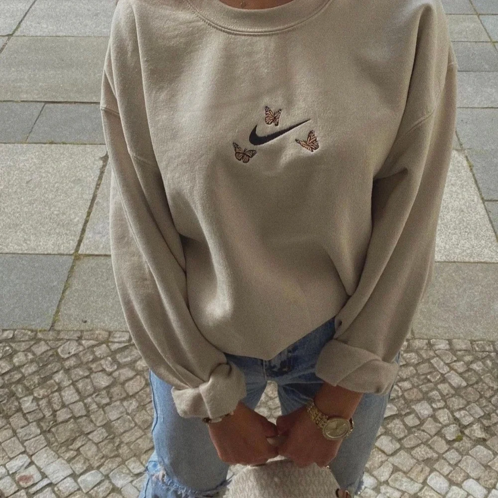 Nike butterfly sweatshirt - Picture 2 of 4